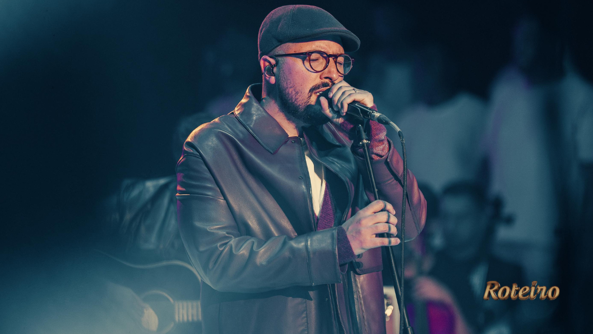 Isaías Saad canta no palco com microfone e jaqueta de couro durante show gospel em Piquete no Vale do Paraíba