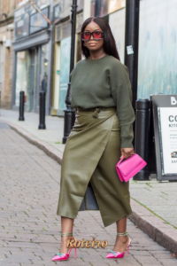Mulher com look total green oliva em saia de couro e moletom — textura e cor da moda SJC outono/inverno 2026