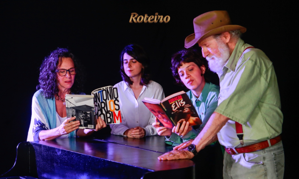 Integrantes do YULLE reunidos ao redor de piano de cauda folheando livros sobre Antonio Carlos Jobim e Elis Regina, em cena de divulgação do espetáculo tributo a Tom Jobim no Teatro Municipal de São José dos Campos. Foto: Divulgação