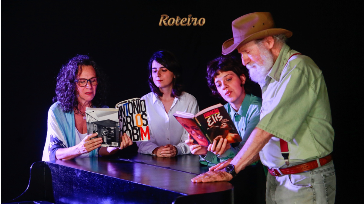 Integrantes do YULLE reunidos ao redor de piano de cauda folheando livros sobre Antonio Carlos Jobim e Elis Regina, em cena de divulgação do espetáculo tributo a Tom Jobim no Teatro Municipal de São José dos Campos. Foto: Divulgação
