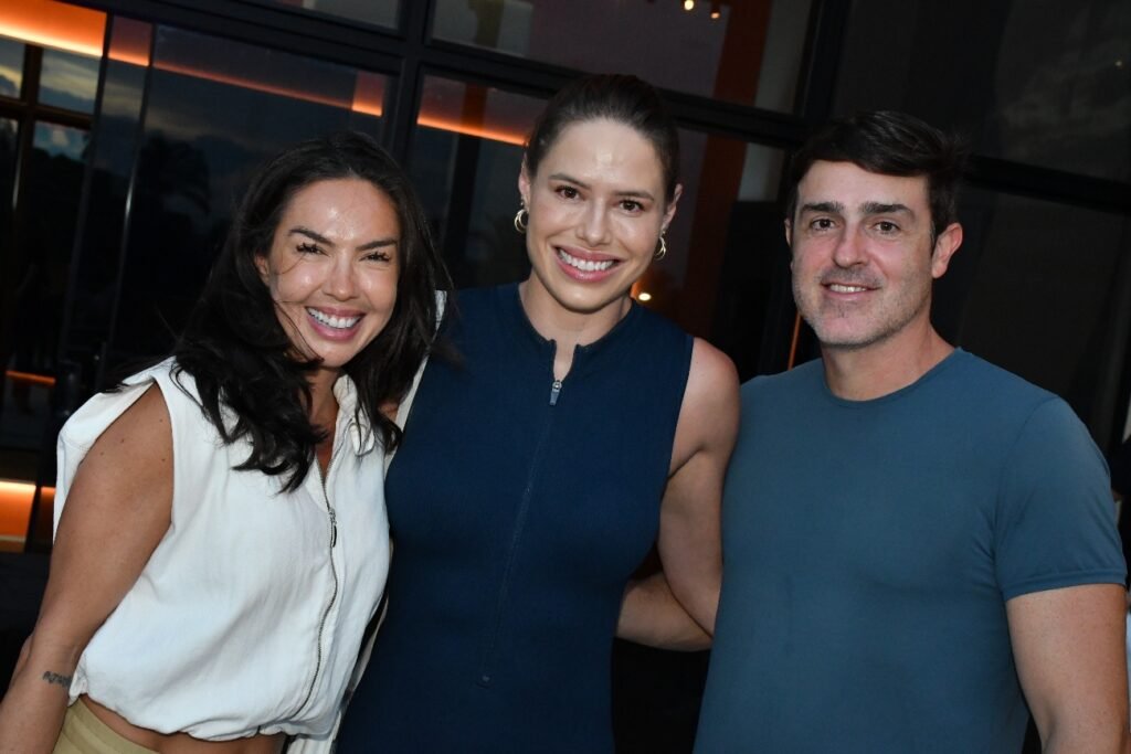Ana Aragão, Felipe Mascarenhas e Cortez sorrindo durante o coquetel de apresentação da Spin'n Soul SJC. Foto: Divulgação