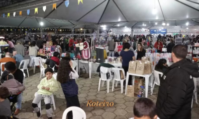 Público lotado no Arraial do Frederico em São José dos Campos com bandeirinhas coloridas, barracas e famílias curtindo a festa junina — Foto: Divulgação