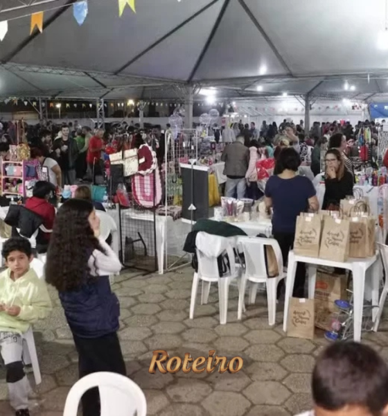 Público lotado no Arraial do Frederico em São José dos Campos com bandeirinhas coloridas, barracas e famílias curtindo a festa junina — Foto: Divulgação