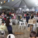 Público lotado no Arraial do Frederico em São José dos Campos com bandeirinhas coloridas, barracas e famílias curtindo a festa junina — Foto: Divulgação