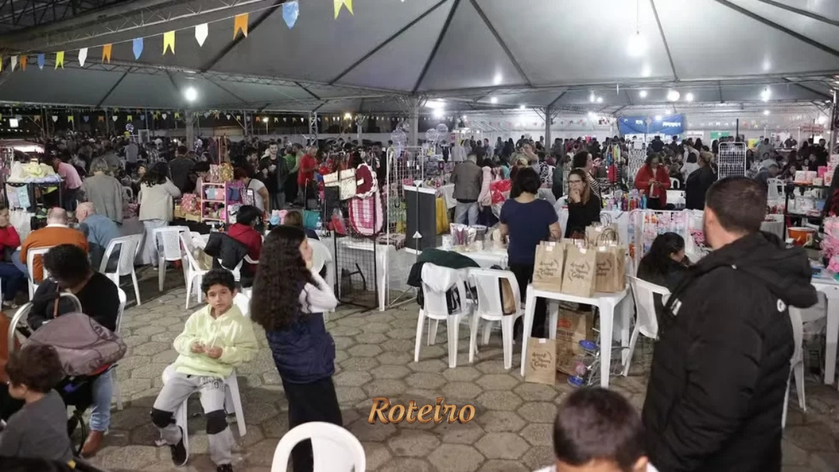 Público lotado no Arraial do Frederico em São José dos Campos com bandeirinhas coloridas, barracas e famílias curtindo a festa junina — Foto: Divulgação