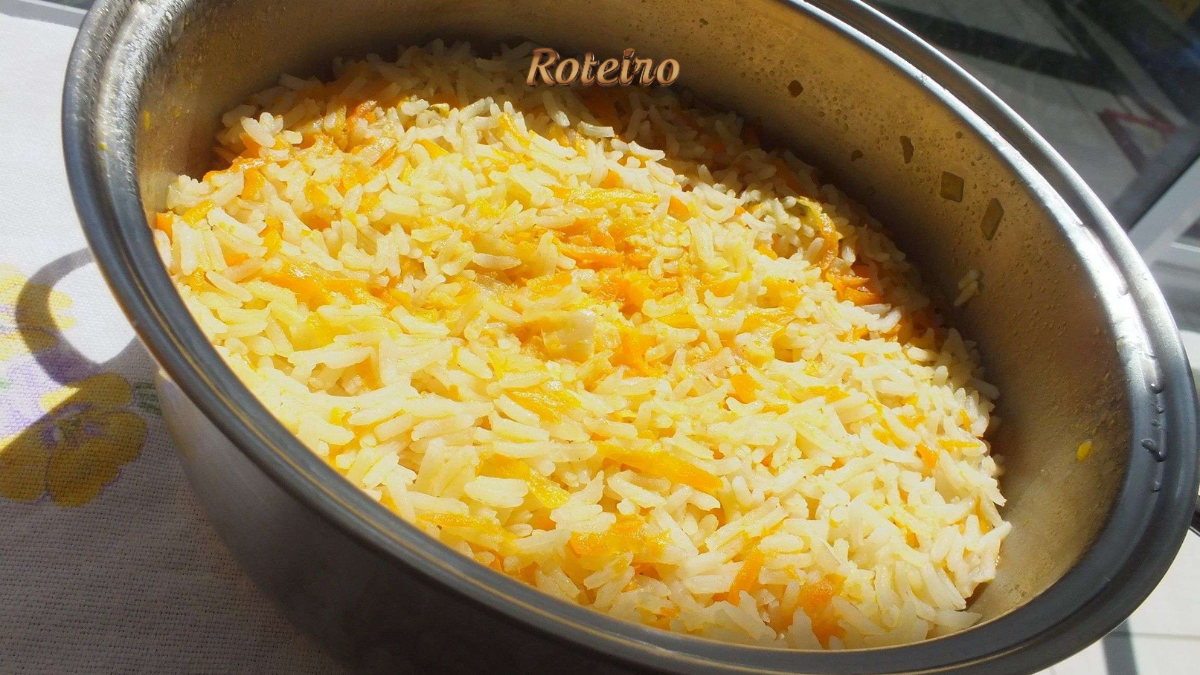 Arroz carioca soltinho e bem temperado servido em tigela — receita simples do Portal RoteiroSJC