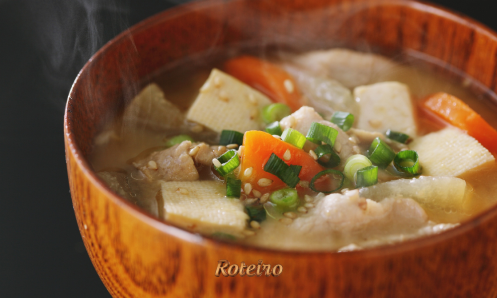 Caldo de frango caipira com legumes quentinho servido em tigela funda — receita reconfortante para o outono e inverno no Vale do Paraíba
