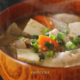 Caldo de frango caipira com legumes quentinho servido em tigela funda — receita reconfortante para o outono e inverno no Vale do Paraíba