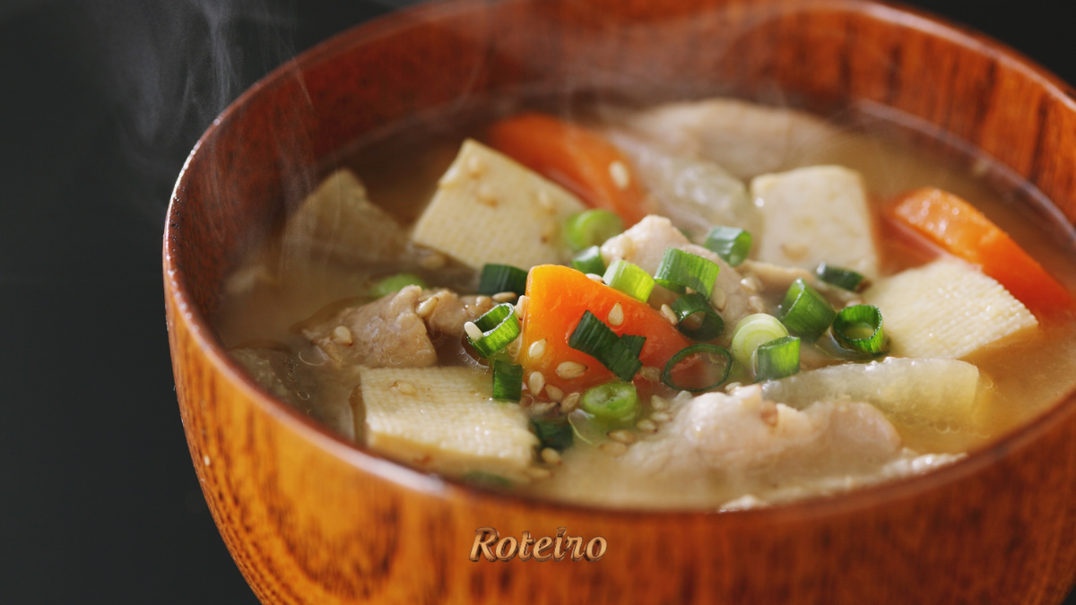 Caldo de frango caipira com legumes quentinho servido em tigela funda — receita reconfortante para o outono e inverno no Vale do Paraíba