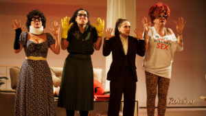 Cena do espetáculo Elas São de Matar com atrizes em ação no Teatro Colinas SJC São José dos Campos