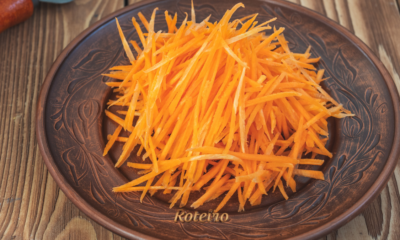 Corte julienne de cenoura em tiras finas sobre tábua de madeira — técnica culinária ensinada pelo Portal RoteiroSJC