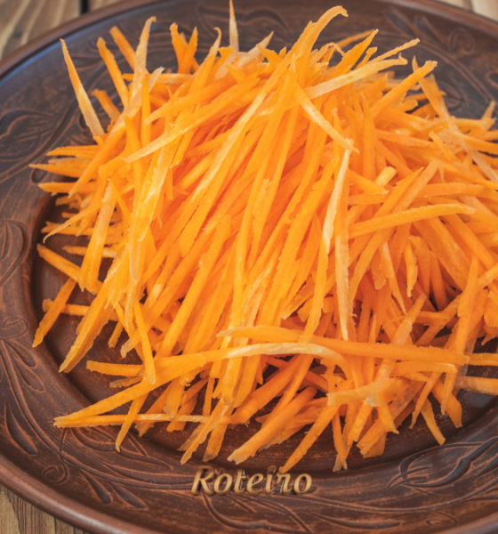 Corte julienne de cenoura em tiras finas sobre tábua de madeira — técnica culinária ensinada pelo Portal RoteiroSJC