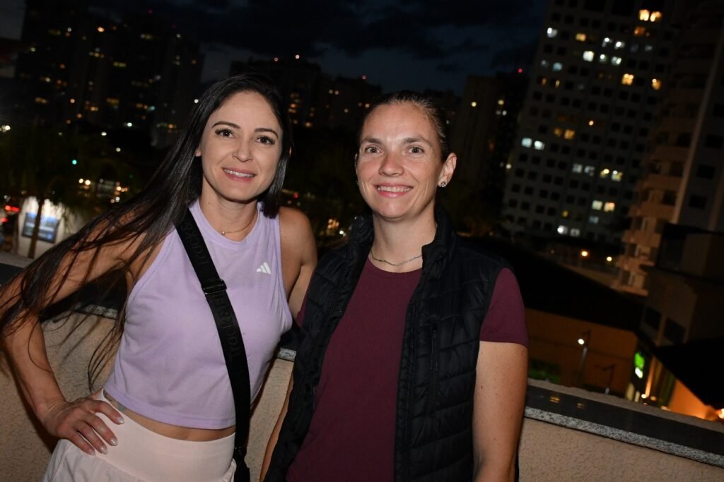 Luciana Delchiaro e Danielle Santana sorrindo com o skyline de São José dos Campos ao fundo durante a noite de inauguração da Spin'n Soul SJC. Foto: Divulgação