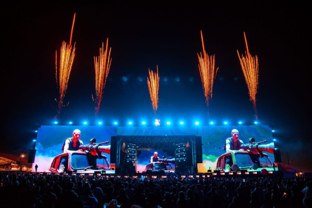 Público e palco com fogos de artifício no Pinda Rodeio Fest 2026