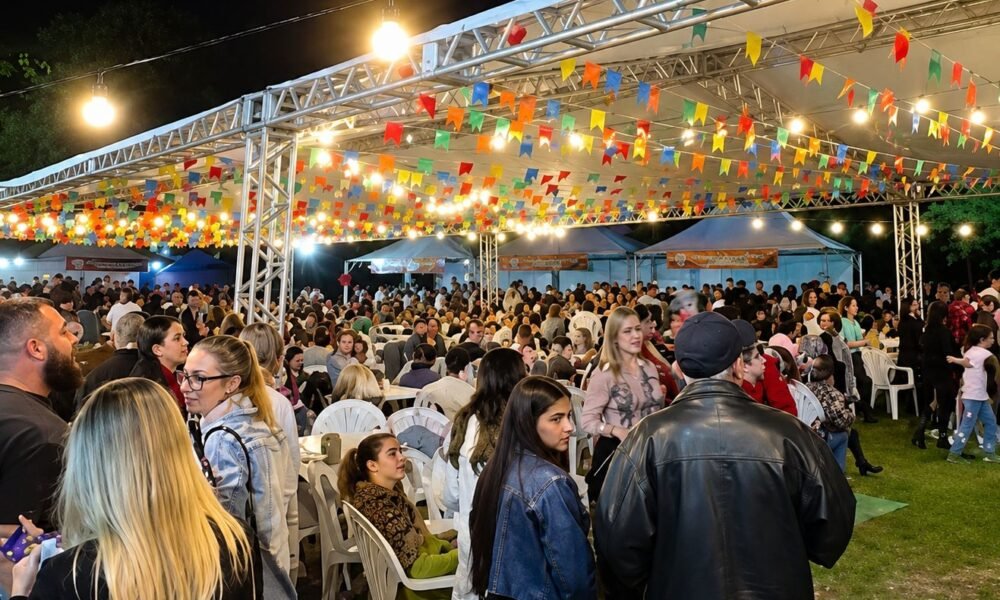 arraial festa junina SJC — público reunido no Arraiá da Vermelhinha com bandeirinhas coloridas