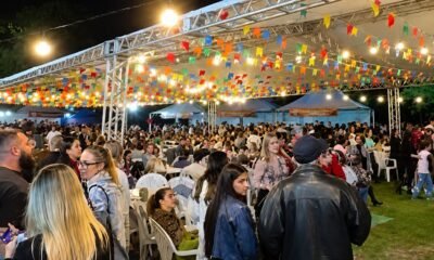 arraial festa junina SJC — público reunido no Arraiá da Vermelhinha com bandeirinhas coloridas