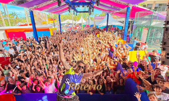 Festa sub18 São José dos Campos com palco colorido e público jovem no Palácio Sunset