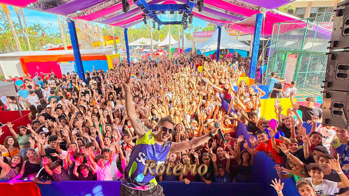Festa sub18 São José dos Campos com palco colorido e público jovem no Palácio Sunset