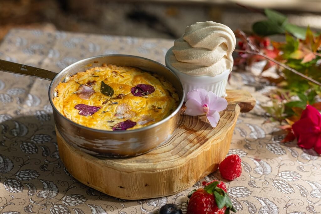 Torta frutas vermelhas flores comestiveis sorvete baunilha Casa Bambui inverno