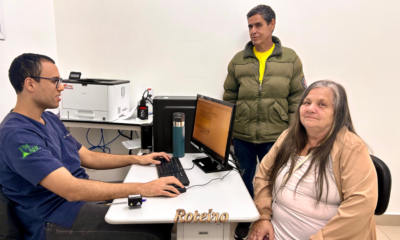 Paciente Vicentina durante consulta ortopédica no Corujão da Saúde SJC