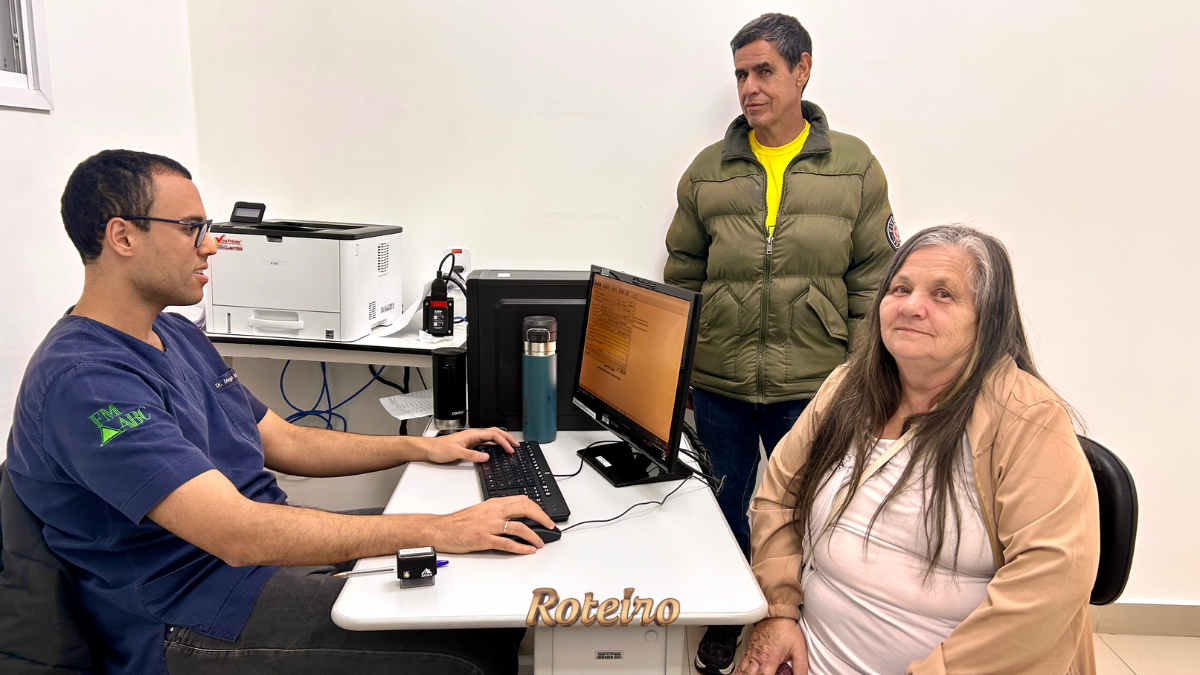 Paciente Vicentina durante consulta ortopédica no Corujão da Saúde SJC