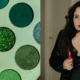 Elaine Calle aplicando batom vermelho com paleta de sombras verde e dourada da Copa do Mundo, representando estratégia de imagem profissional em São José dos Campos.