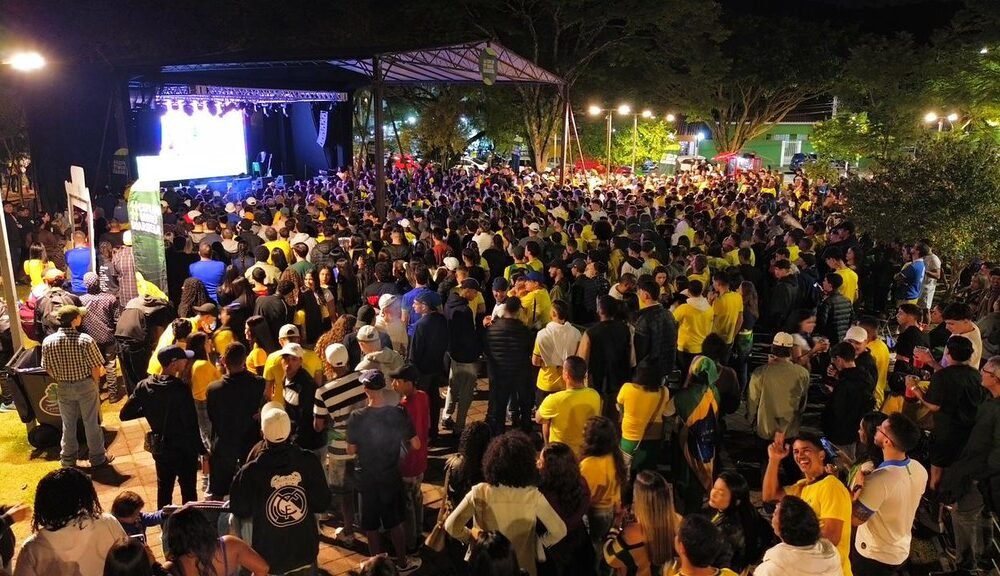 fan fest Guararema Copa do Mundo telao Parque Deoclesia torcida Brasil Escocia