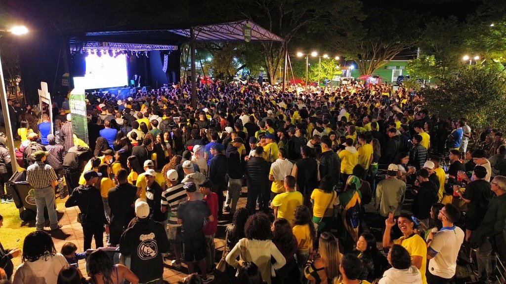 fan fest Guararema Copa do Mundo telao Parque Deoclesia torcida Brasil Escocia