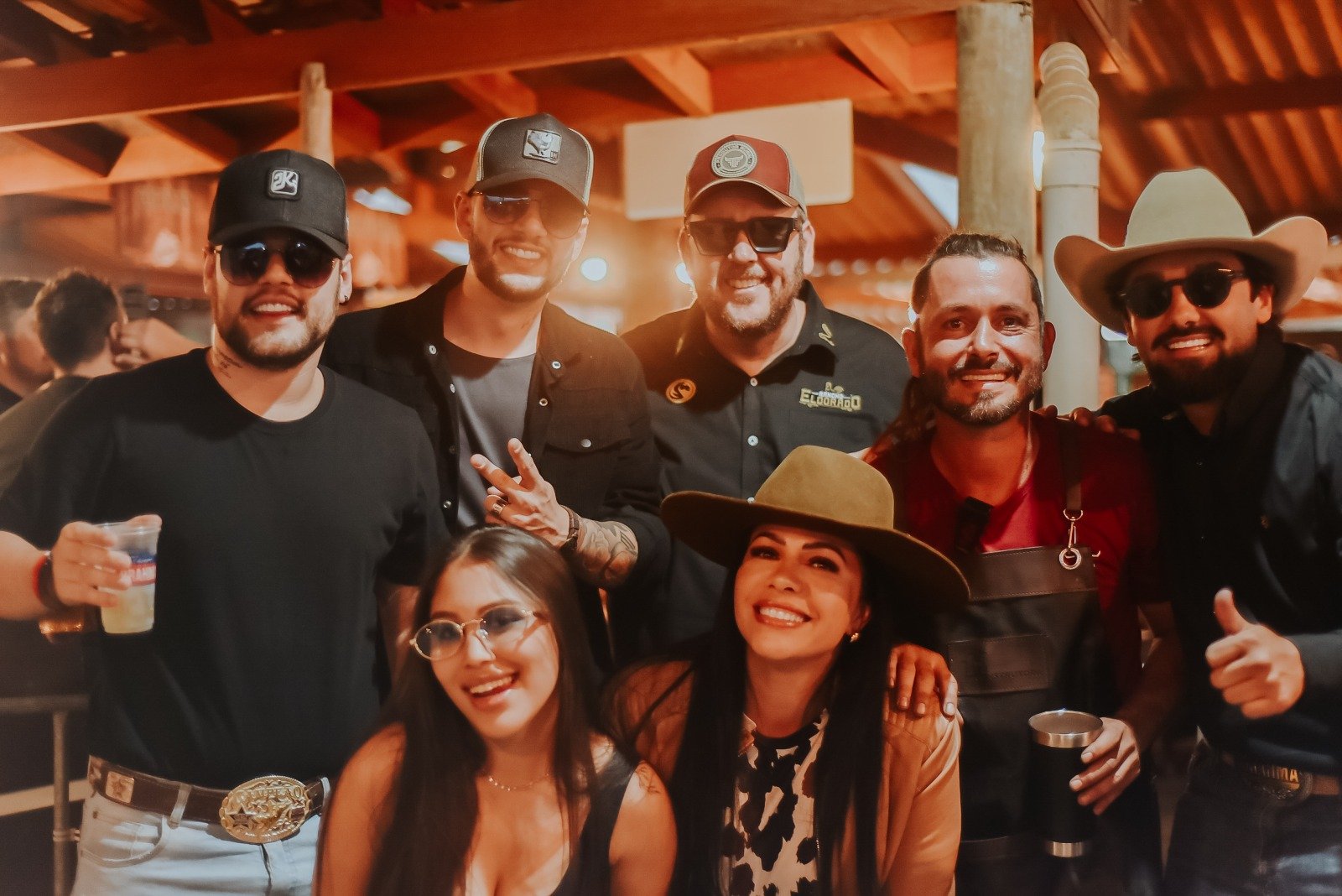 grupo de amigos e o organizador Bento, no Festival O Menor do Mundo Cacapava interior de SP