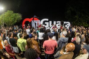 Público reunido em torno de banda itinerante no Guararema Jazz Blues Festival 2026 em Guararema SP