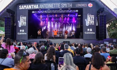 Guararema Jazz Blues Festival 2026 — palco principal com grande público ao pôr do sol, perto de São José dos Campos
