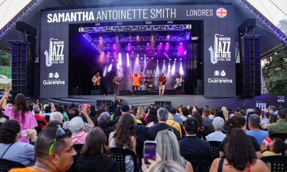 Guararema Jazz Blues Festival 2026 — palco principal com grande público ao pôr do sol, perto de São José dos Campos