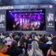 Guararema Jazz Blues Festival 2026 — palco principal com grande público ao pôr do sol, perto de São José dos Campos