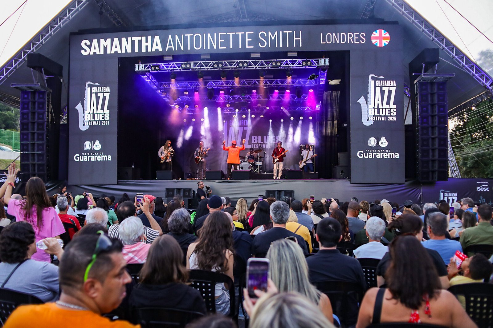 Guararema Jazz Blues Festival 2026 — palco principal com grande público ao pôr do sol, perto de São José dos Campos