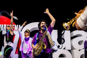 Músico tocando saxofone com energia no Guararema Jazz Blues Festival 2026 em Guararema SP