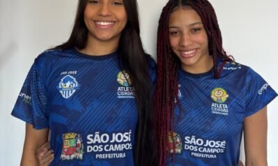 Atletas do handebol SJC seleção brasileira Amanda e Brenda posam juntas para foto oficial