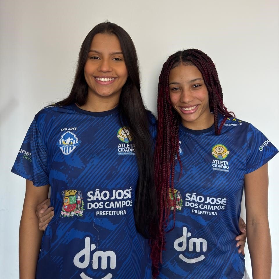 Atletas do handebol SJC seleção brasileira Amanda e Brenda posam juntas para foto oficial
