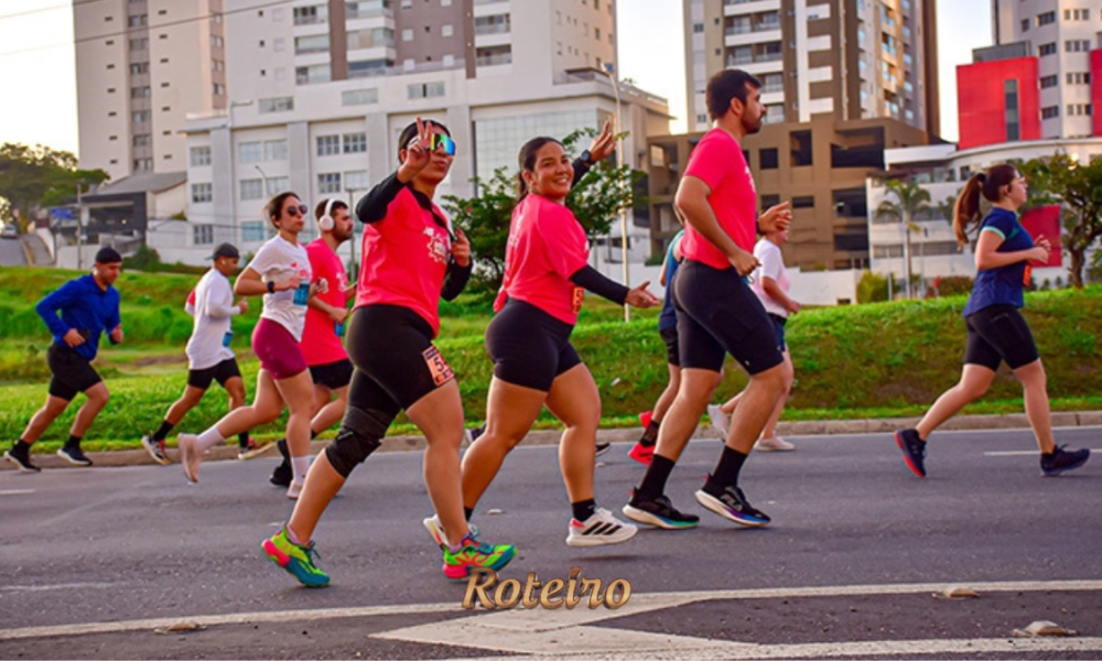 Atletas participando da Meia Maratona de SJC pelas ruas da cidade.