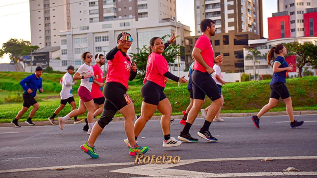 Atletas participando da Meia Maratona de SJC pelas ruas da cidade.