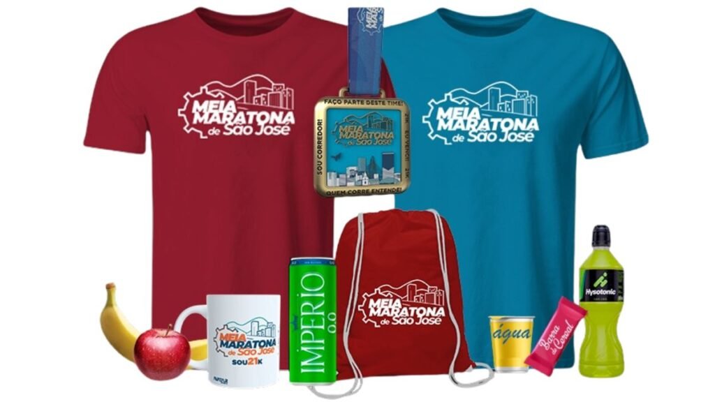 Itens que compõem o kit da Meia Maratona de SJC 2026, incluindo camiseta, medalha, mochila e itens de hidratação.