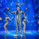 Mirage Circus em SJC — espetáculo com palhaço e dançarinas no palco iluminado