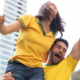 Onde assistir Copa SJC — torcedores comemoram com a bandeira do Brasil em São José dos Campos