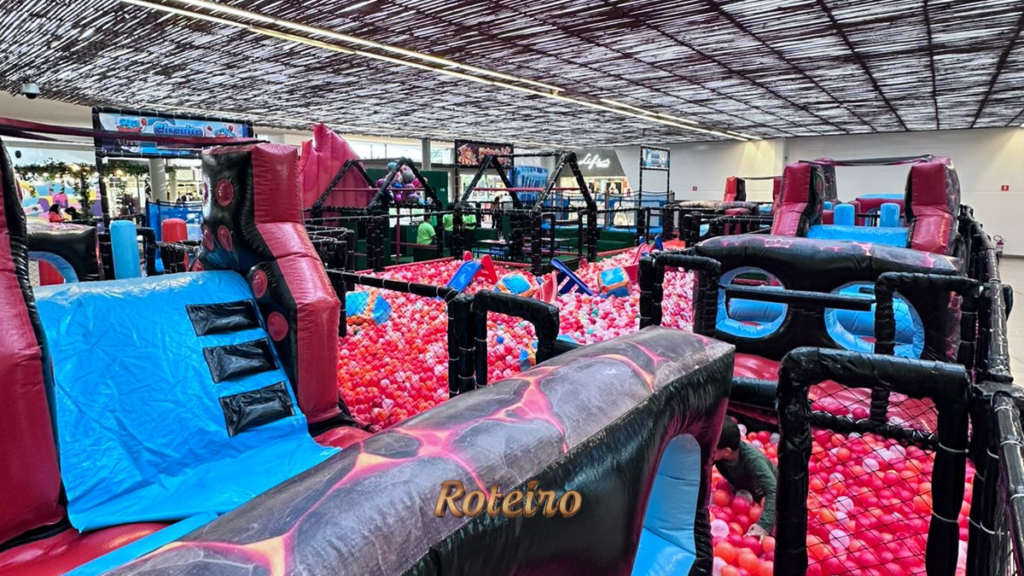 Chao e Lava Caraguatatuba — crianças no circuito de obstáculos e piscina de bolinhas no Serramar Shopping
