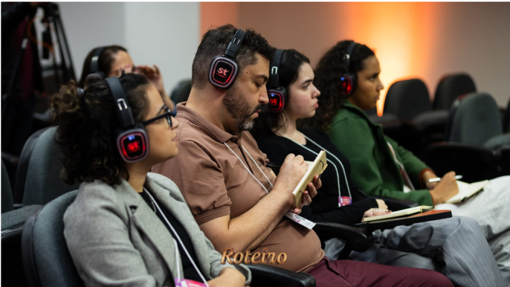 Público acompanha palestra com fones de ouvido no ProConecta Summit SJC 2026 no PIT São José dos Campos
