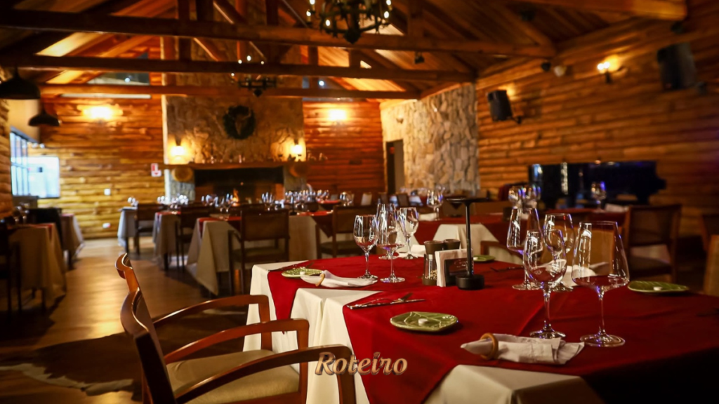 Salão do Hotel Savoy Excellence em Campos do Jordão preparado para as Serenatas na Mantiqueira