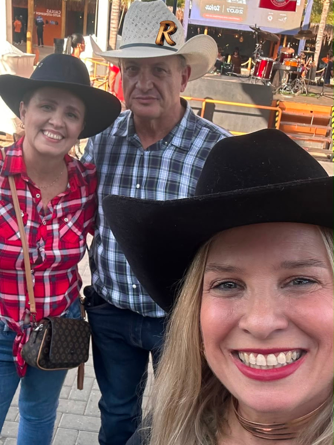 Patricia Morello, Zé Carlos Nunes e Alessandra Fiebig de chapéu de cowboy no palco de shows durante a cobertura de Barretos 2026