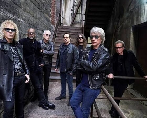 Bon Jovi Forever Tour: banda em foto promocional com Jon Bon Jovi