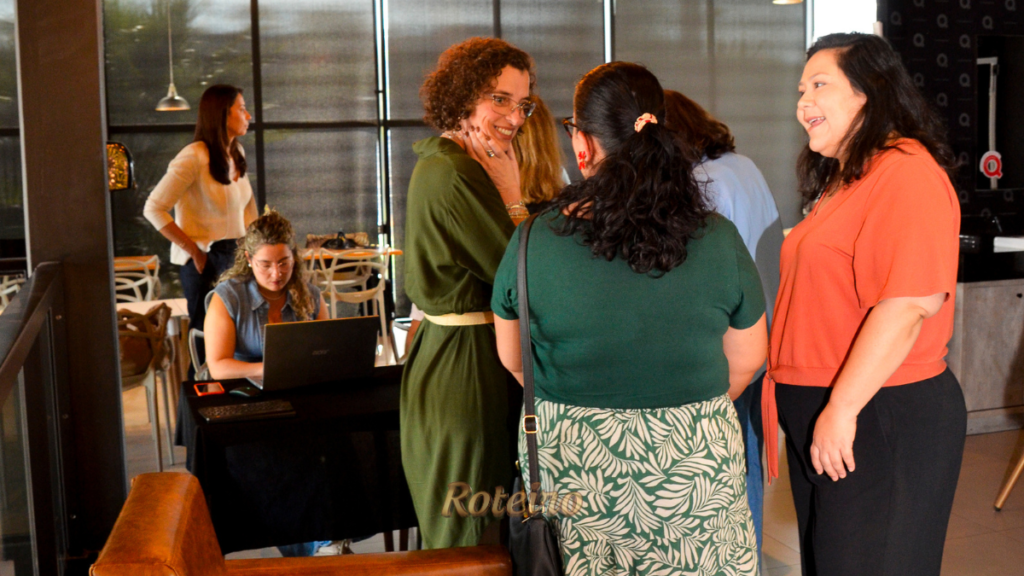 Mulheres em roda de conversa no 9º encontro da Comunidade Figueiras em São José dos Campos
