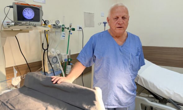 Dr. Arnaldo Rennó SJC — obstetra do Hospital Municipal em consulta na maternidade
