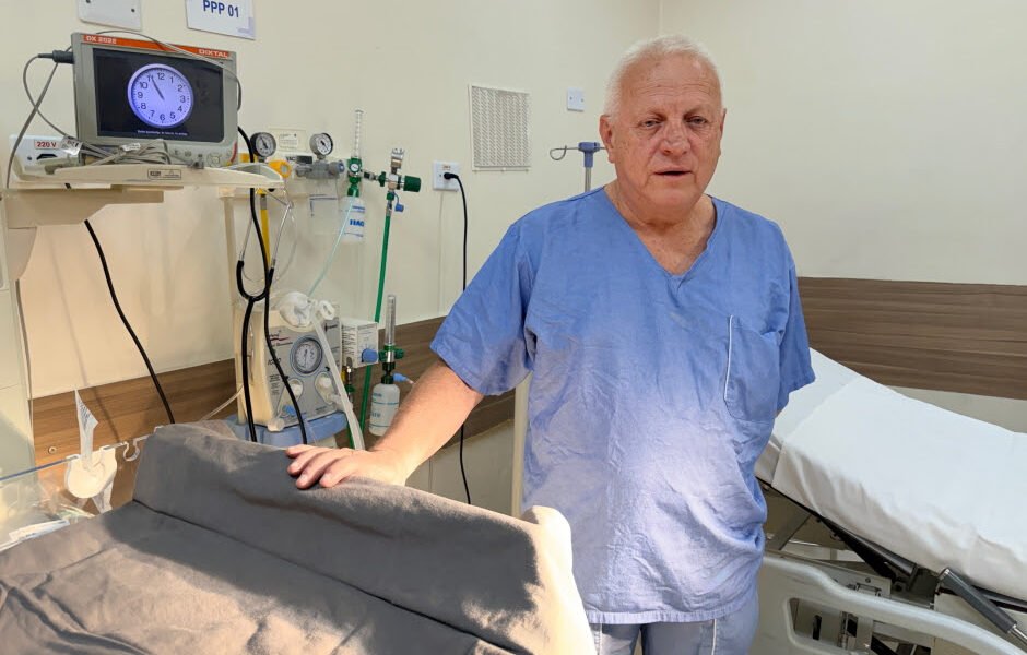 Dr. Arnaldo Rennó SJC — obstetra do Hospital Municipal em consulta na maternidade